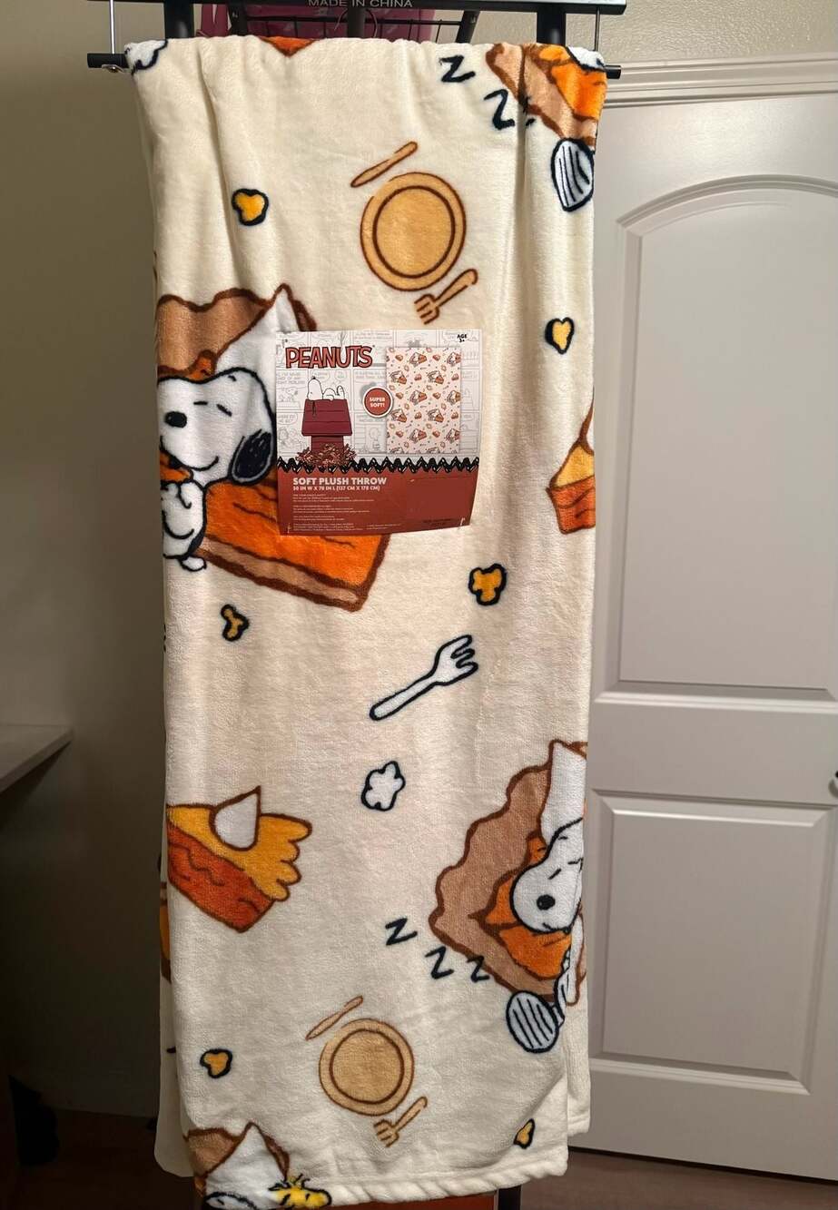 Peanuts Snoopy Thanksgiving Pumpkin Pie Soft Plush Throw Blanket